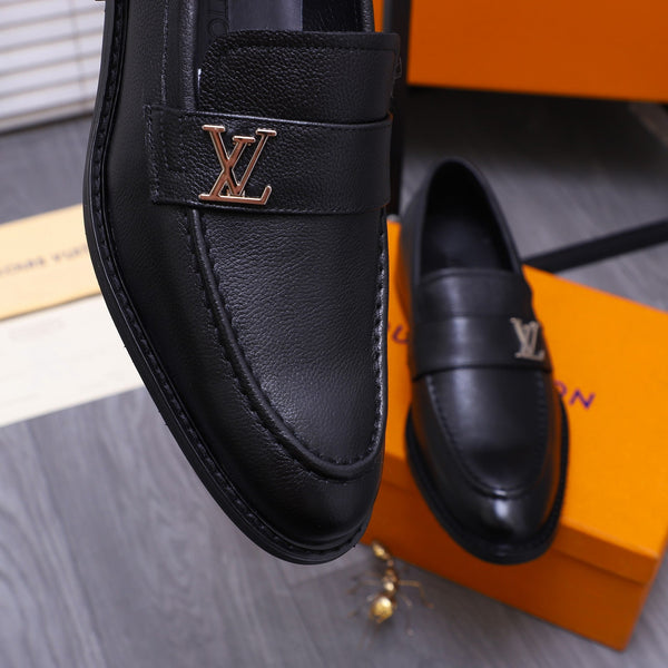 MOCASSINO LV SAINT GERMAIN IN PELLE DI VITELLO GRANULATA NERA CON LOGO ARGENTO