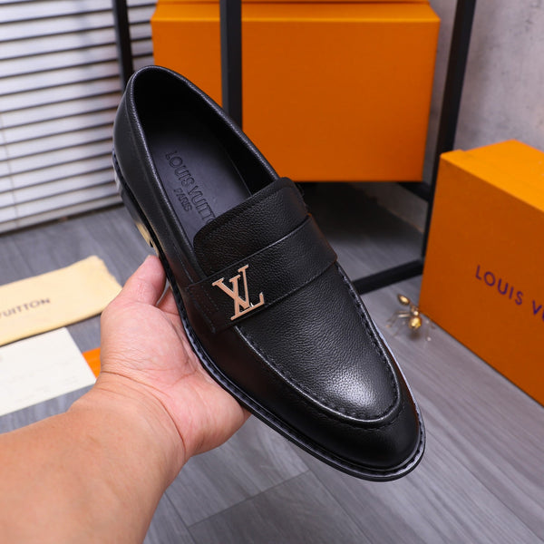 MOCASSINO LV SAINT GERMAIN IN PELLE DI VITELLO GRANULATA NERA CON LOGO ARGENTO