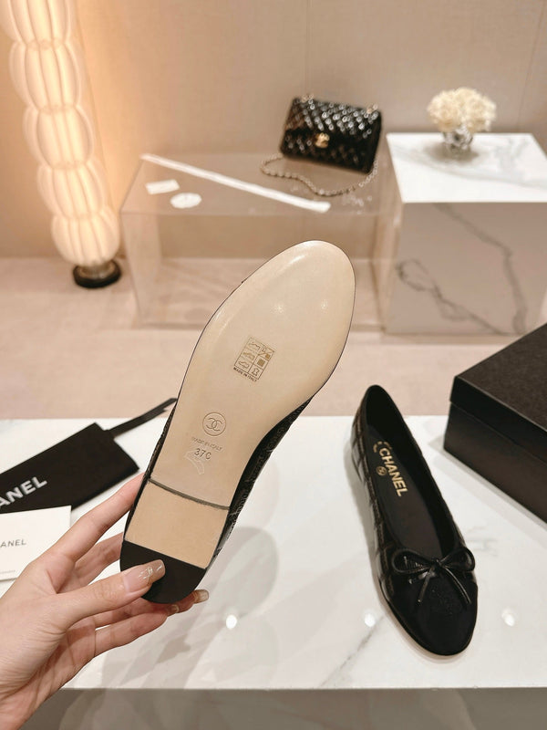 ballerine in pelle di agnello nera con ricamo in grosgrain