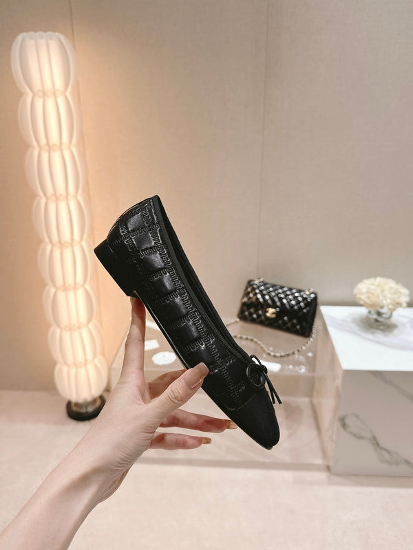 ballerine in pelle di agnello nera con ricamo in grosgrain