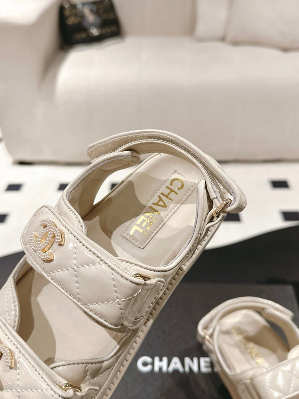 cc 25p logo with pearl sandal cream leather 237593