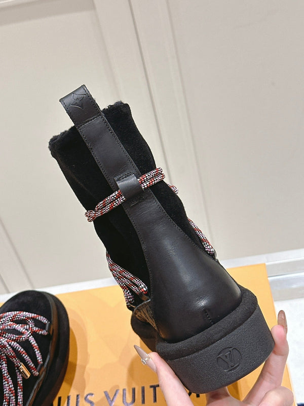 STIVALETTO CON PLATEAU ASPEN IN CAMOSCIO E SHEARLING CON MONOGRAMMA NERO