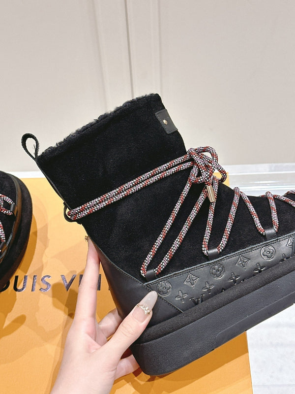 STIVALETTO CON PLATEAU ASPEN IN CAMOSCIO E SHEARLING CON MONOGRAMMA NERO