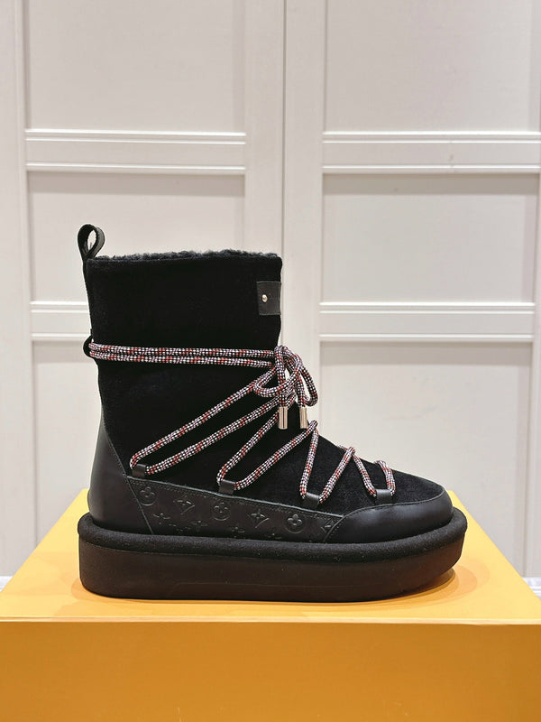 STIVALETTO CON PLATEAU ASPEN IN CAMOSCIO E SHEARLING CON MONOGRAMMA NERO