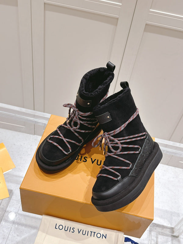 STIVALETTO CON PLATEAU ASPEN IN CAMOSCIO E SHEARLING CON MONOGRAMMA NERO