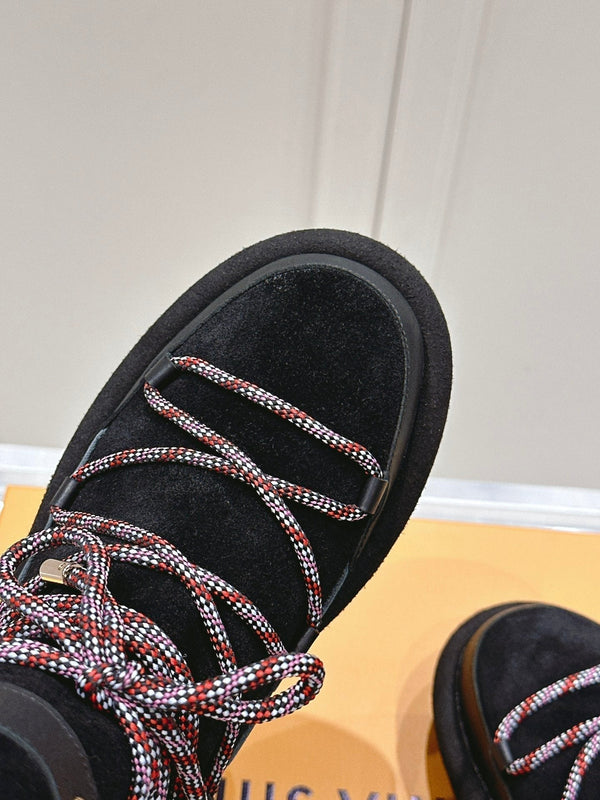 STIVALETTO CON PLATEAU ASPEN IN CAMOSCIO E SHEARLING CON MONOGRAMMA NERO