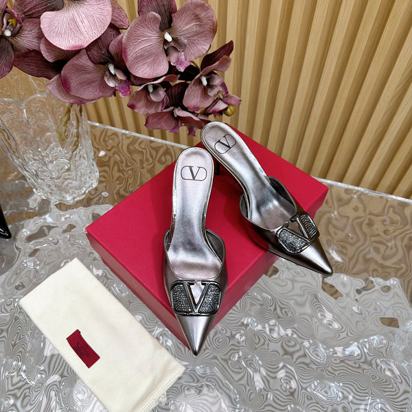 Décolleté con cinturino posteriore Vlogo Signature con cristalli, 70 in pelle di vitello argento scuro