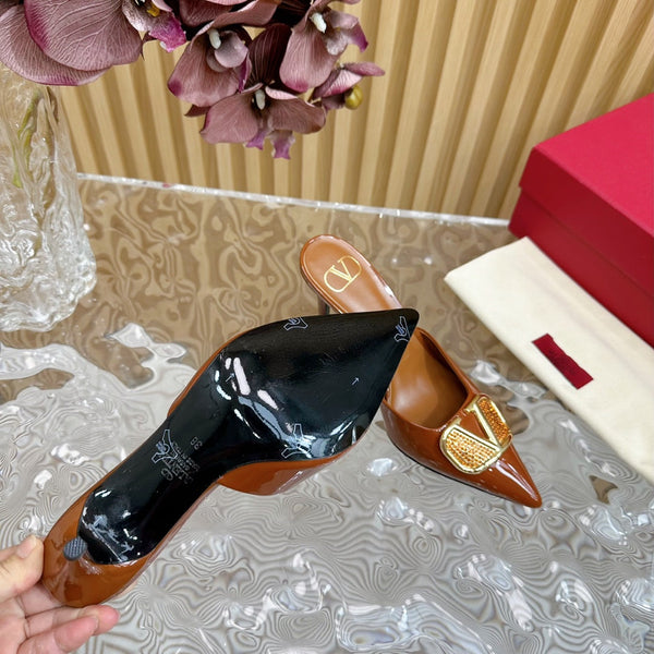 Décolleté con cinturino posteriore Vlogo Signature con cristalli 70 in pelle di vitello marrone