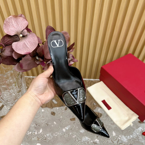 Décolleté con cinturino posteriore Vlogo Signature con cristalli 70 in pelle di vitello nera