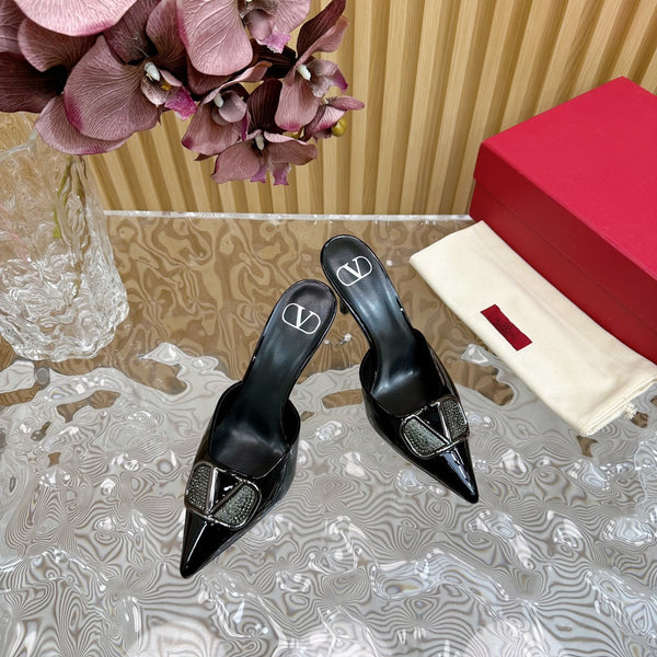 Décolleté con cinturino posteriore Vlogo Signature con cristalli 70 in pelle di vitello nera