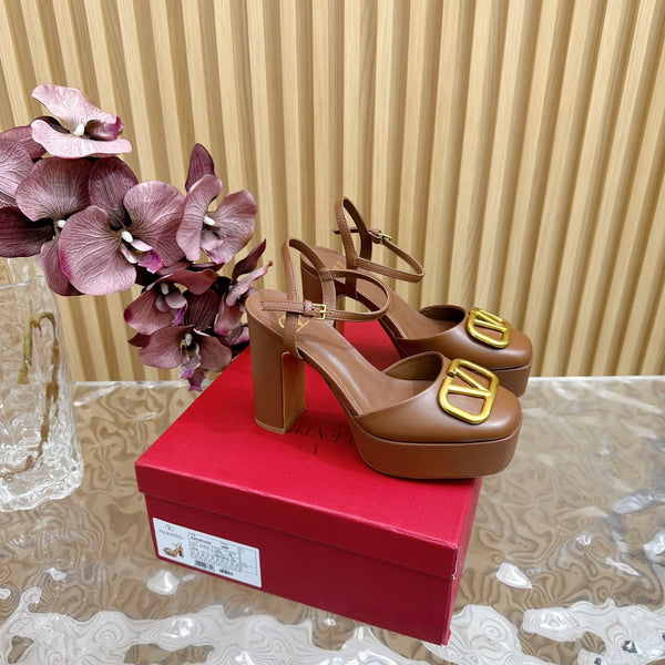 VT Signature 115mm Patent Leather Platform Pumps Brown Calfskin 286471