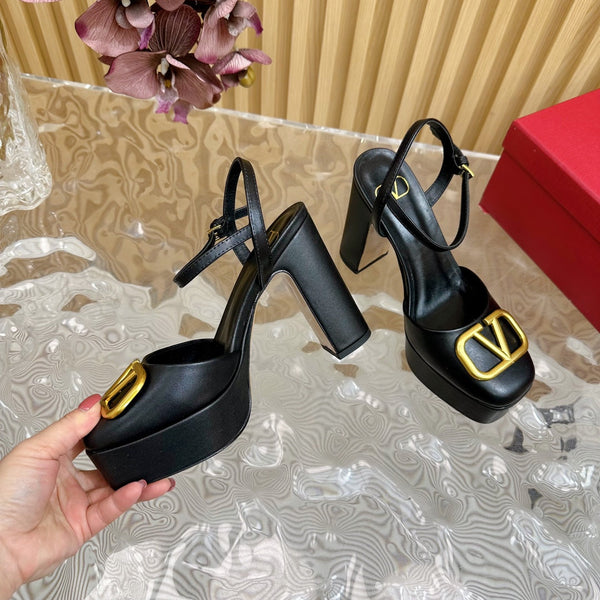 VT Signature 115mm Patent Leather Platform Pumps Black Calfskin 286473