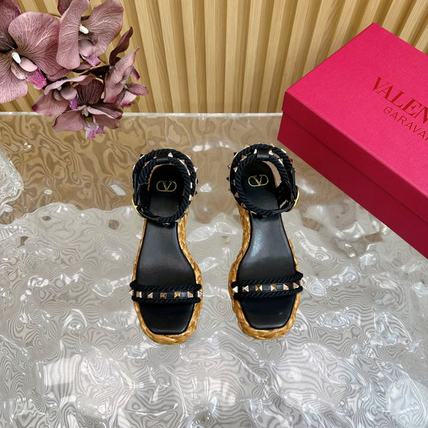 Rockstud Flatform Sandal 45mm In Black Calfskin And Raffia 102848