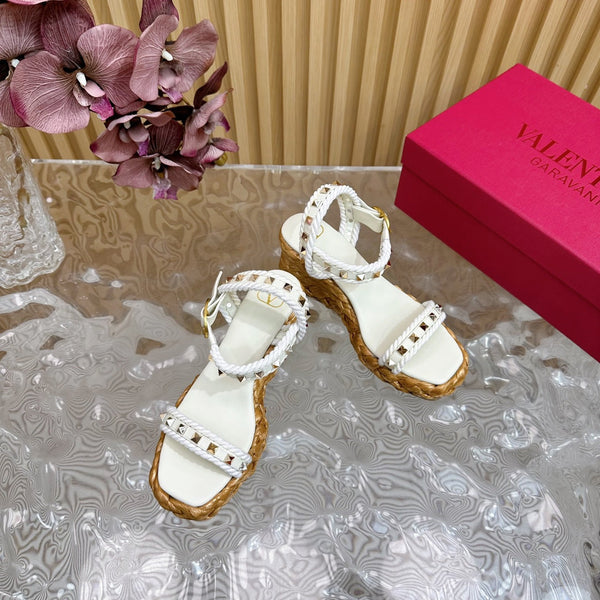 Rockstud Flatform Sandal 75mm In White Calfskin And Raffia 102854