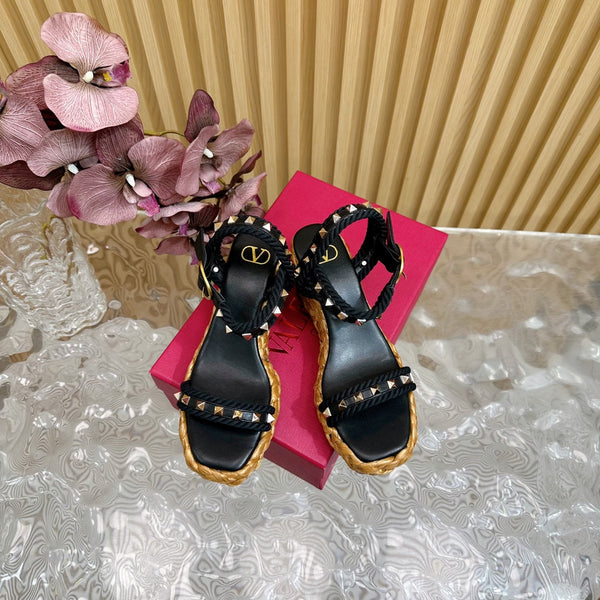 Rockstud Flatform Sandal 75mm In Black Calfskin And Raffia 102860