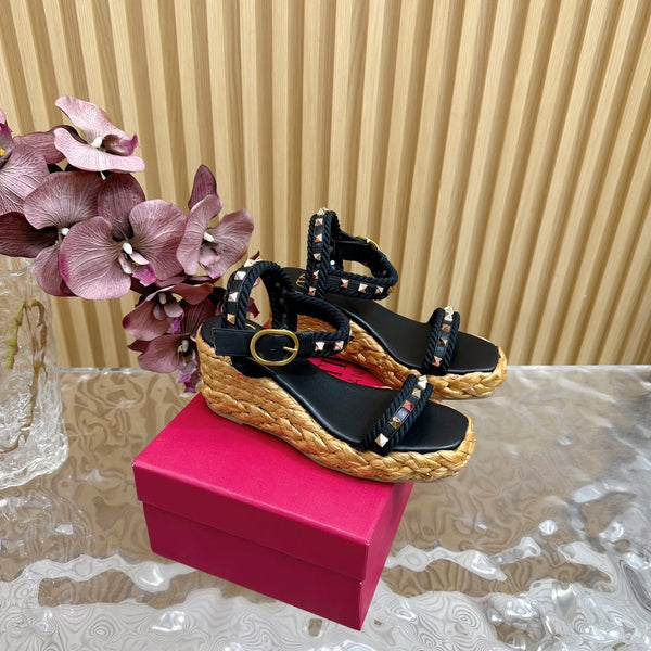 Rockstud Flatform Sandal 75mm In Black Calfskin And Raffia 102860