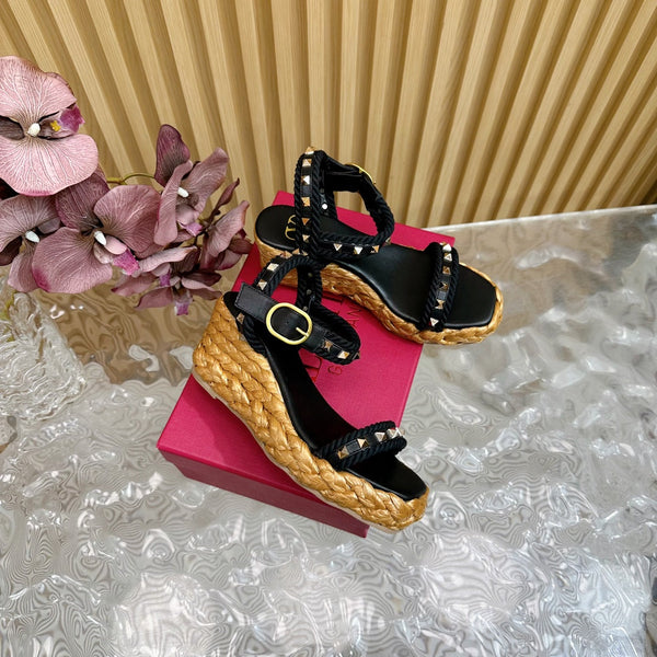 Rockstud Flatform Sandal 75mm In Black Calfskin And Raffia 102860