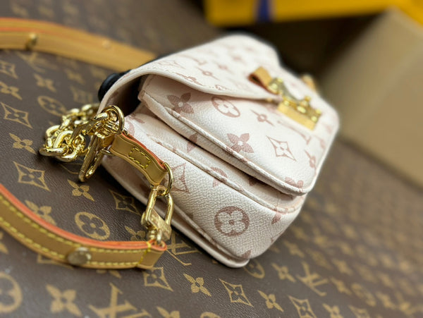 pochette metis east west 21.5 monogram dune canvas