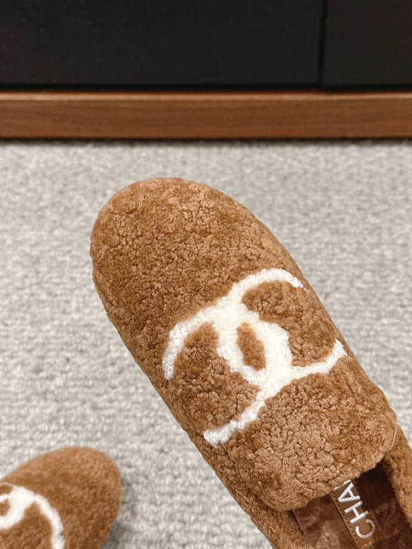 CC LOAFERS IN CINNAMON BROWN FLEECE WITH WHITE LOGO