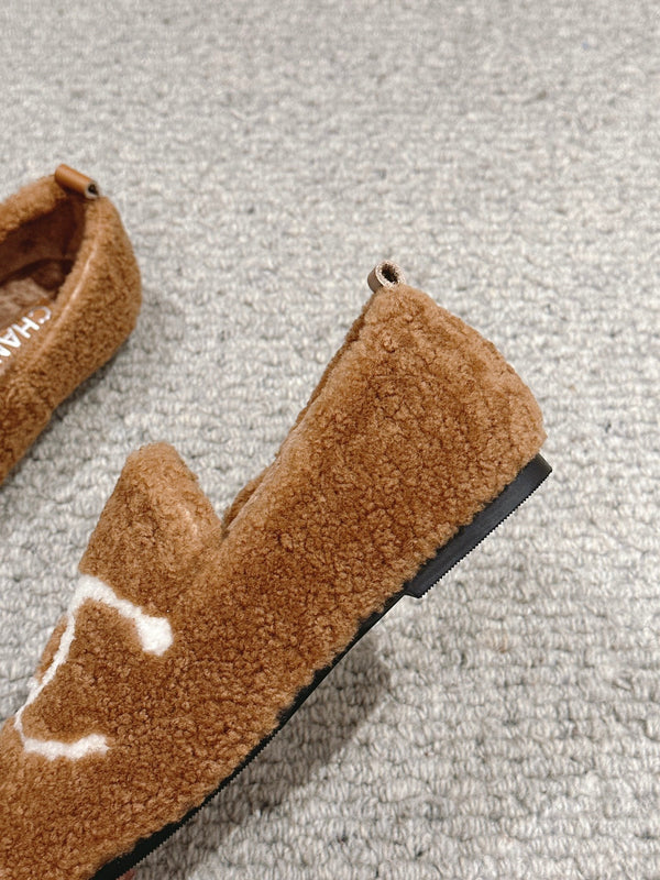 CC LOAFERS IN CINNAMON BROWN FLEECE WITH WHITE LOGO