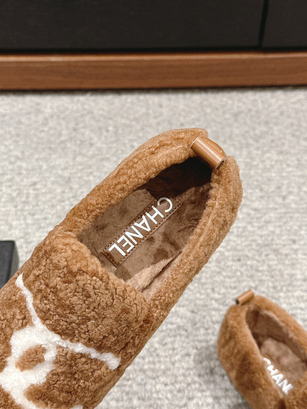 CC LOAFERS IN CINNAMON BROWN FLEECE WITH WHITE LOGO