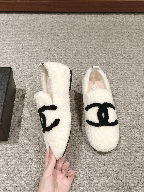 CC LOAFERS IN WHITE FLEECE WITH BLACK LOGO