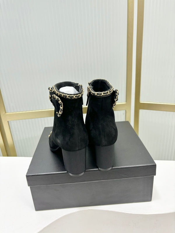 Stivaletto CC 65 in pelle scamosciata nera con cinturino in grosgrain