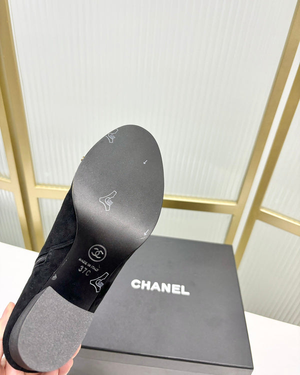 Stivaletto CC 65 in pelle scamosciata nera con cinturino in grosgrain