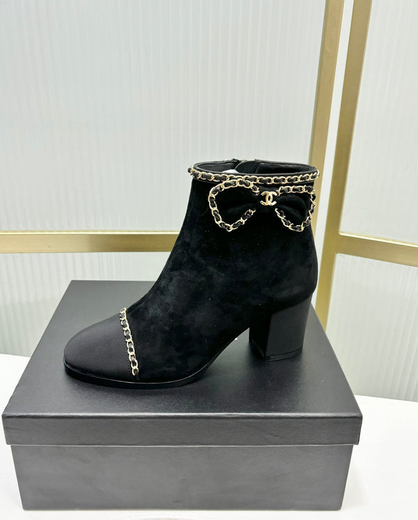 Stivaletto CC 65 in pelle scamosciata nera con cinturino in grosgrain