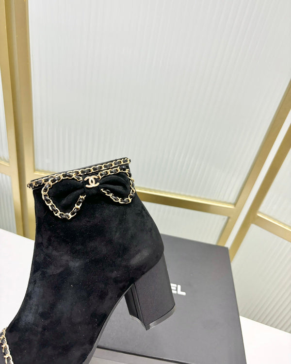 Stivaletto CC 65 in pelle scamosciata nera con cinturino in grosgrain