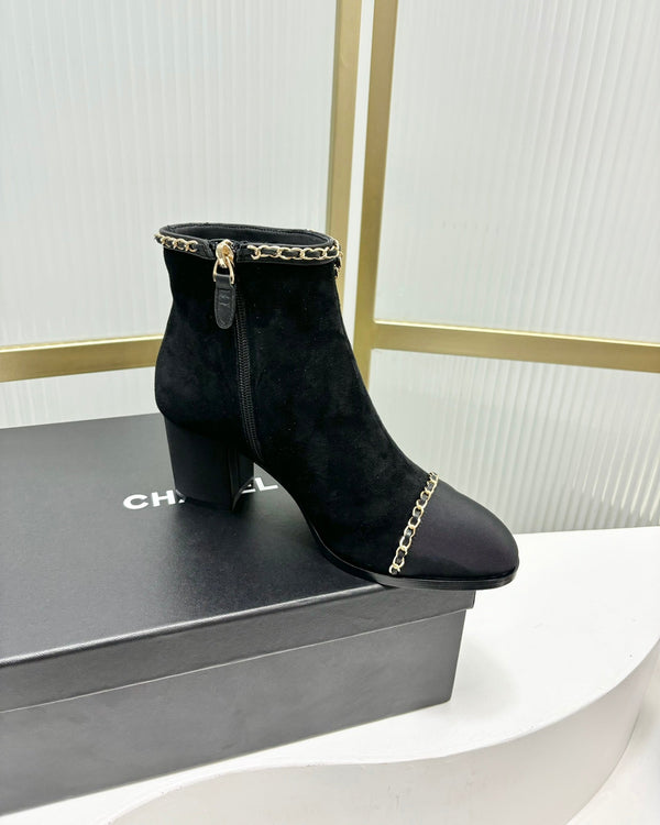 Stivaletto CC 65 in pelle scamosciata nera con cinturino in grosgrain