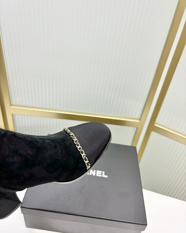 Stivaletto CC 65 in pelle scamosciata nera con cinturino in grosgrain