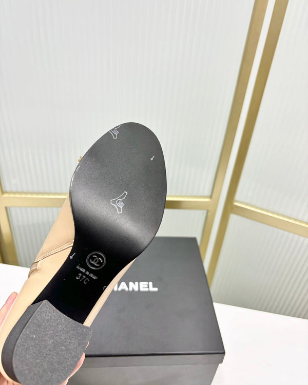 Stivaletto CC 65 in vitello beige con cinturino in pelle grosgrain nera