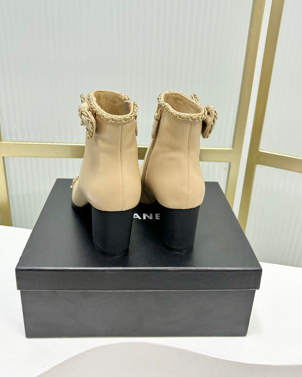 Stivaletto CC 65 in vitello beige con cinturino in pelle grosgrain nera