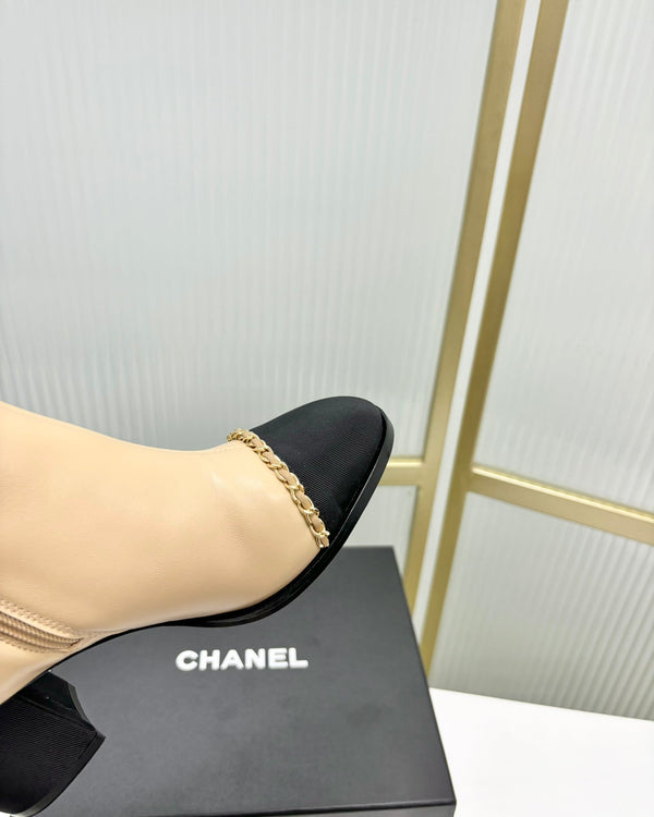 Stivaletto CC 65 in vitello beige con cinturino in pelle grosgrain nera