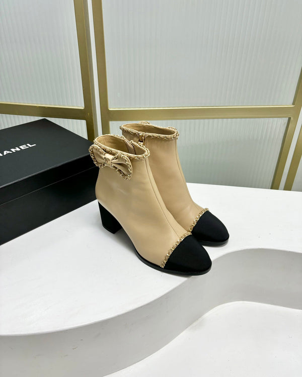 Stivaletto CC 65 in vitello beige con cinturino in pelle grosgrain nera