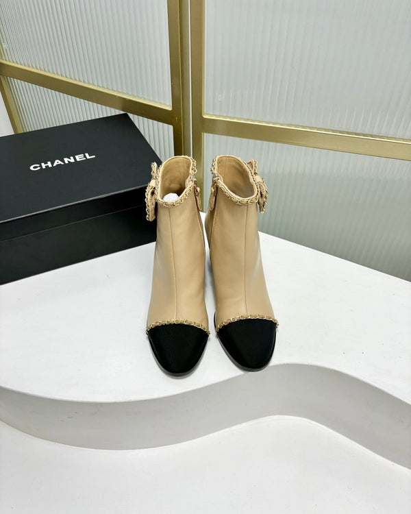 Stivaletto CC 65 in vitello beige con cinturino in pelle grosgrain nera