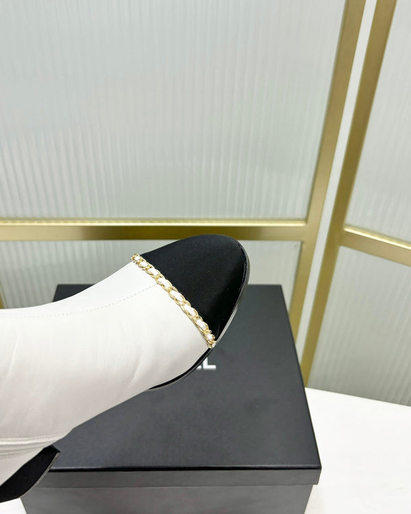 Stivaletto CC 65 in vitello bianco con cinturino in pelle grosgrain nera