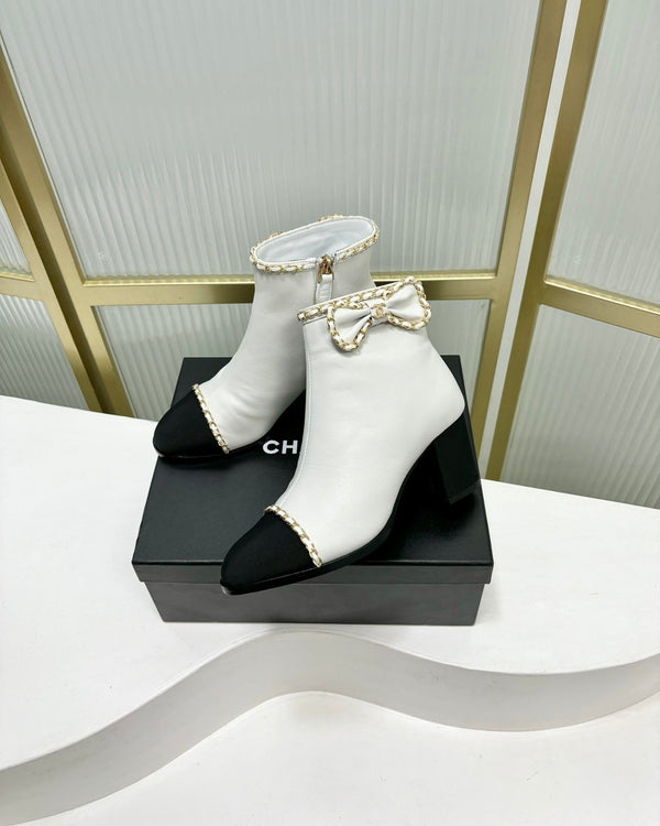 Stivaletto CC 65 in vitello bianco con cinturino in pelle grosgrain nera