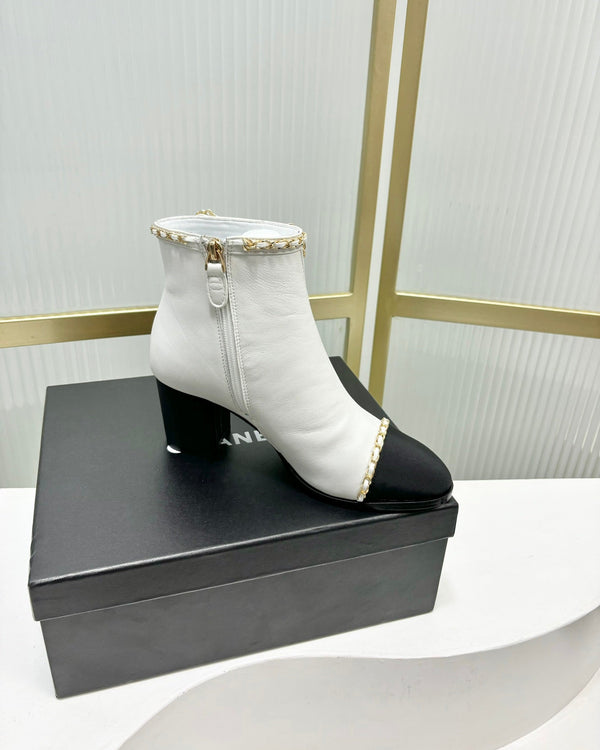 Stivaletto CC 65 in vitello bianco con cinturino in pelle grosgrain nera