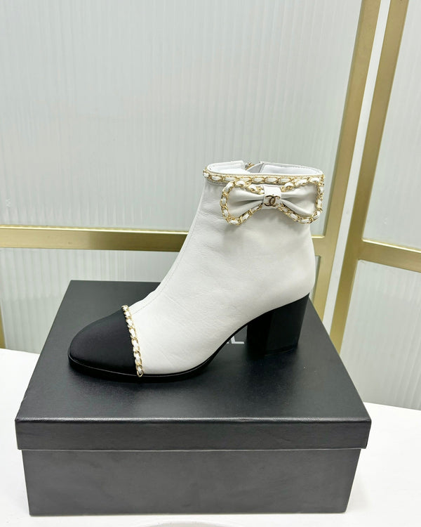 Stivaletto CC 65 in vitello bianco con cinturino in pelle grosgrain nera