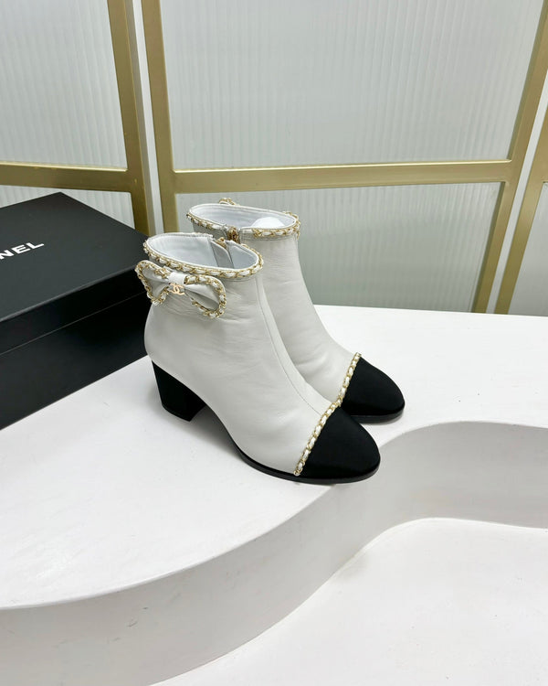 Stivaletto CC 65 in vitello bianco con cinturino in pelle grosgrain nera