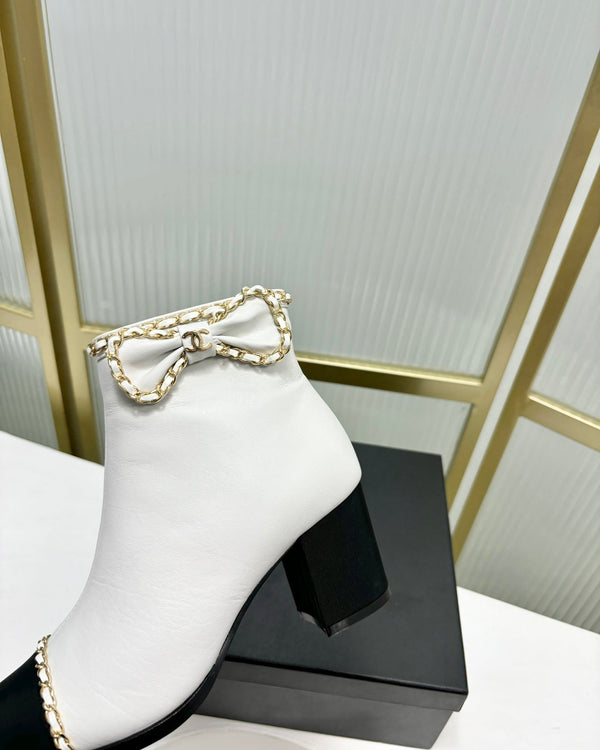 Stivaletto CC 65 in vitello bianco con cinturino in pelle grosgrain nera