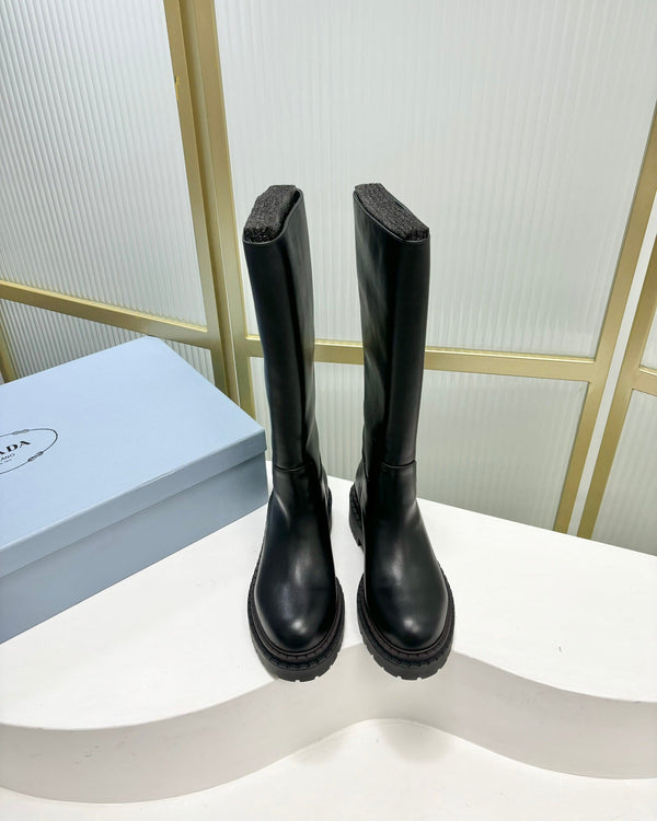 KNEE BOOTS WITH TRIANGLE LOGO IN BLACK CALFSKIN