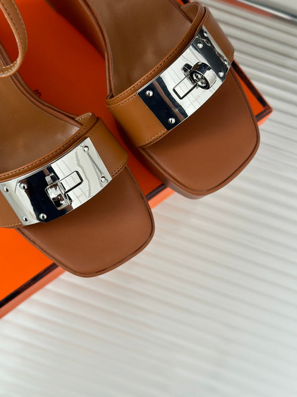 SANDALI CON ZEPPA IN PELLE DI AGNELLO CARAMELLO