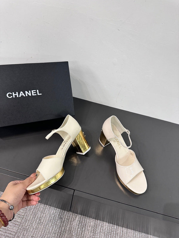 SANDALI CON TACCO A BLOCCO IN PELLE DI MONTONE BIANCA