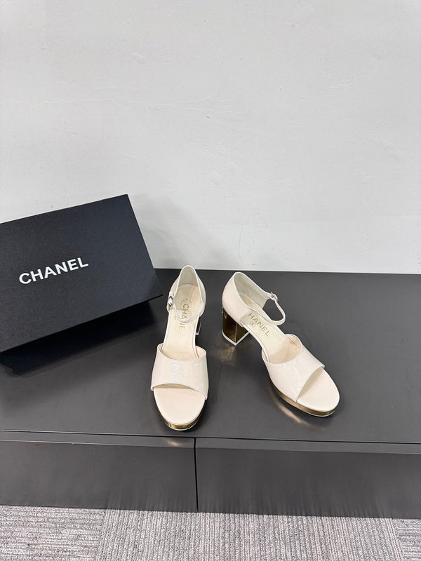 SANDALI CON TACCO A BLOCCO IN PELLE DI MONTONE BIANCA