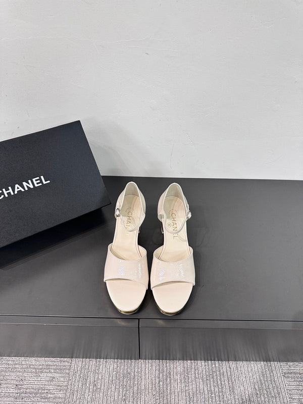 SANDALI CON TACCO A BLOCCO IN PELLE DI MONTONE BIANCA