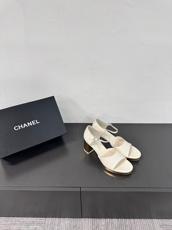 SANDALI CON TACCO A BLOCCO IN PELLE DI MONTONE BIANCA