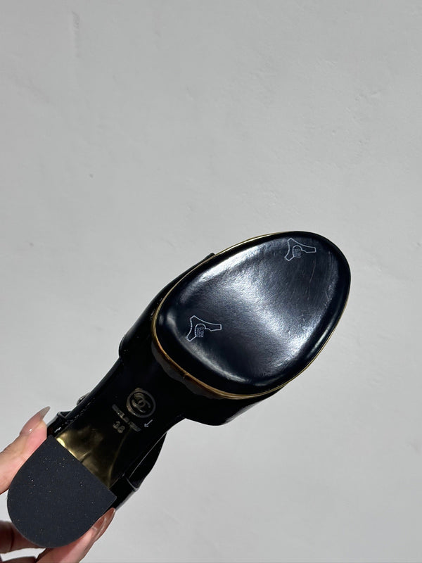 SANDALI CON TACCO A BLOCCO IN PELLE DI MONTONE NERA